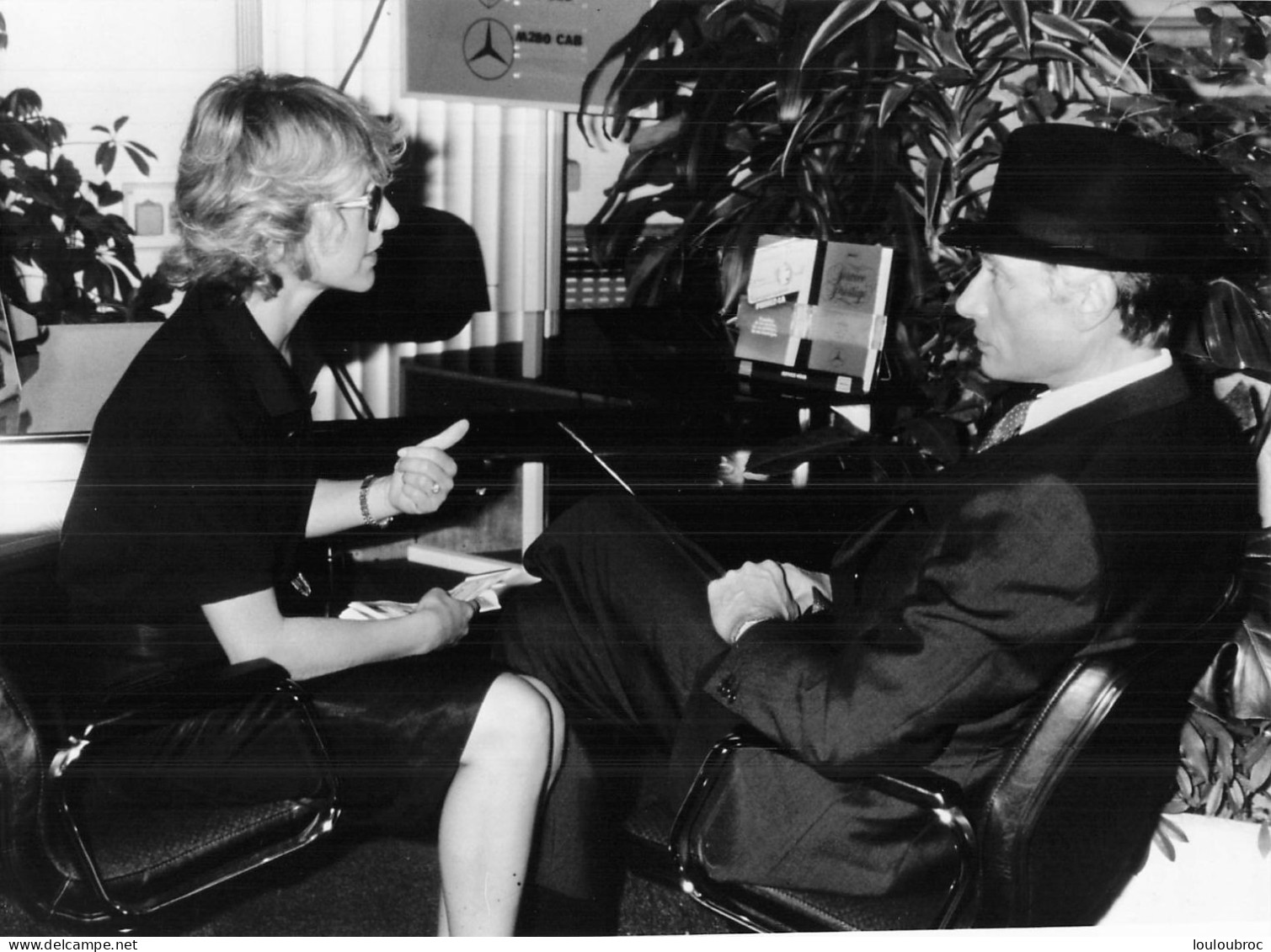 JOHNNY HALLYDAY 1985 AEROPORT DE NICE AVEC NATHALIE BAYE  ROLE DANS CONSEIL DE FAMILLE PHOTO DE PRESSE  24X18CM - Célébrités