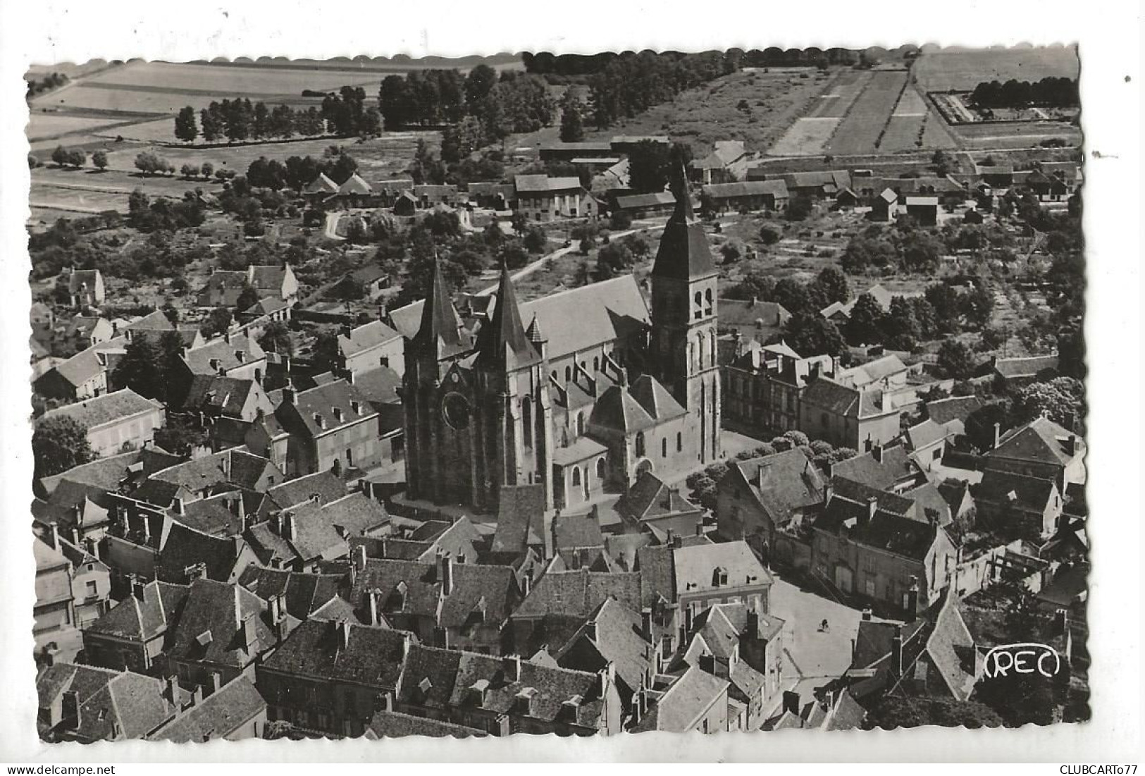 Levroux (36) : Vue Aérienne Générale Au Niveau Du Quartier De L'Eglise Saint-Sylvain En 1955 PF. - Autres & Non Classés