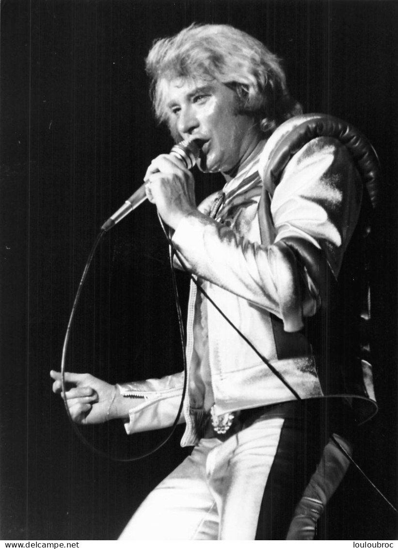 JOHNNY HALLYDAY 1982 AU PALAIS DES SPORTS ET ANNULE SA TOURNEE EN SUISSE REPOS DE 3 MOIS  PHOTO DE PRESSE  24X18CM - Beroemde Personen