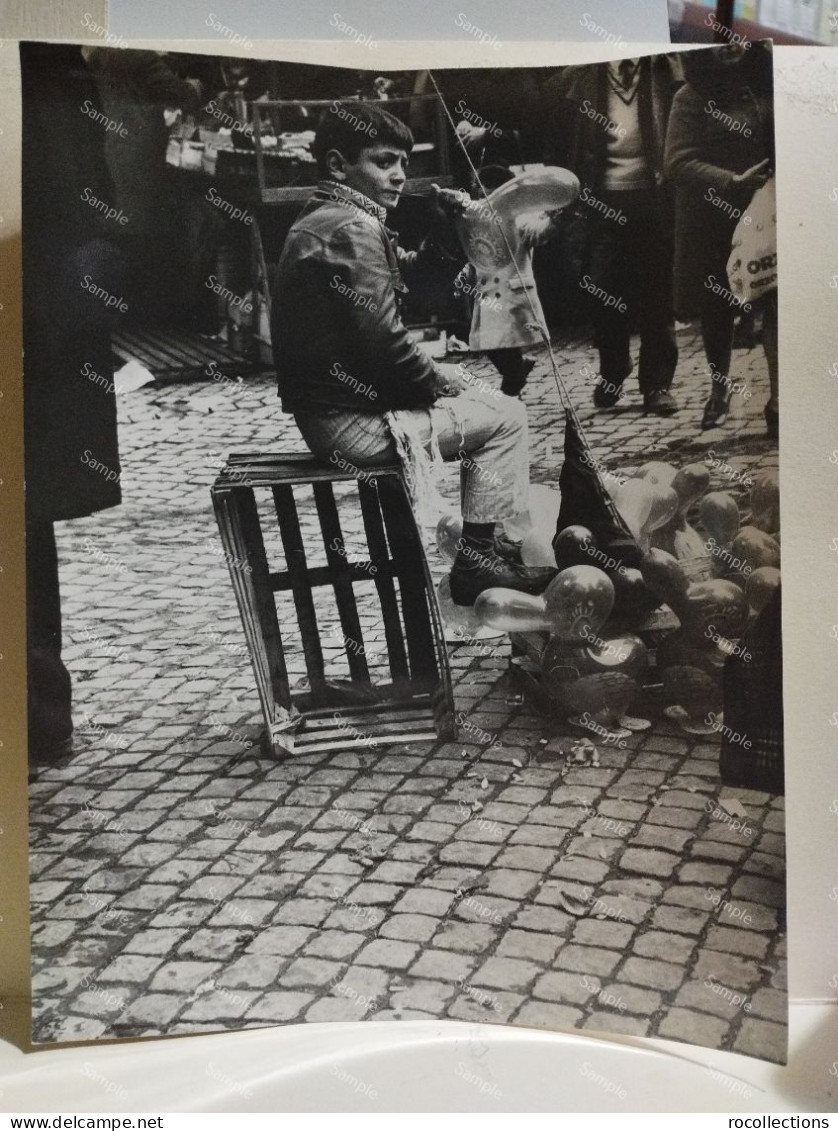 Italy Italia Foto Market Mercato Boy Sells Balloon Toys. Ragazzo Vende Giocattoli Palloni - Europa