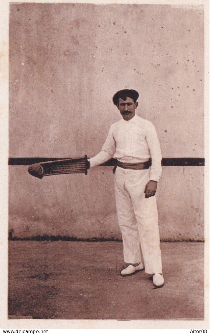 BELLE CARTE POSTALE  NEUVE ANNEES 1900/40 . PELOTARI ET SA CHISTERA - Autres & Non Classés