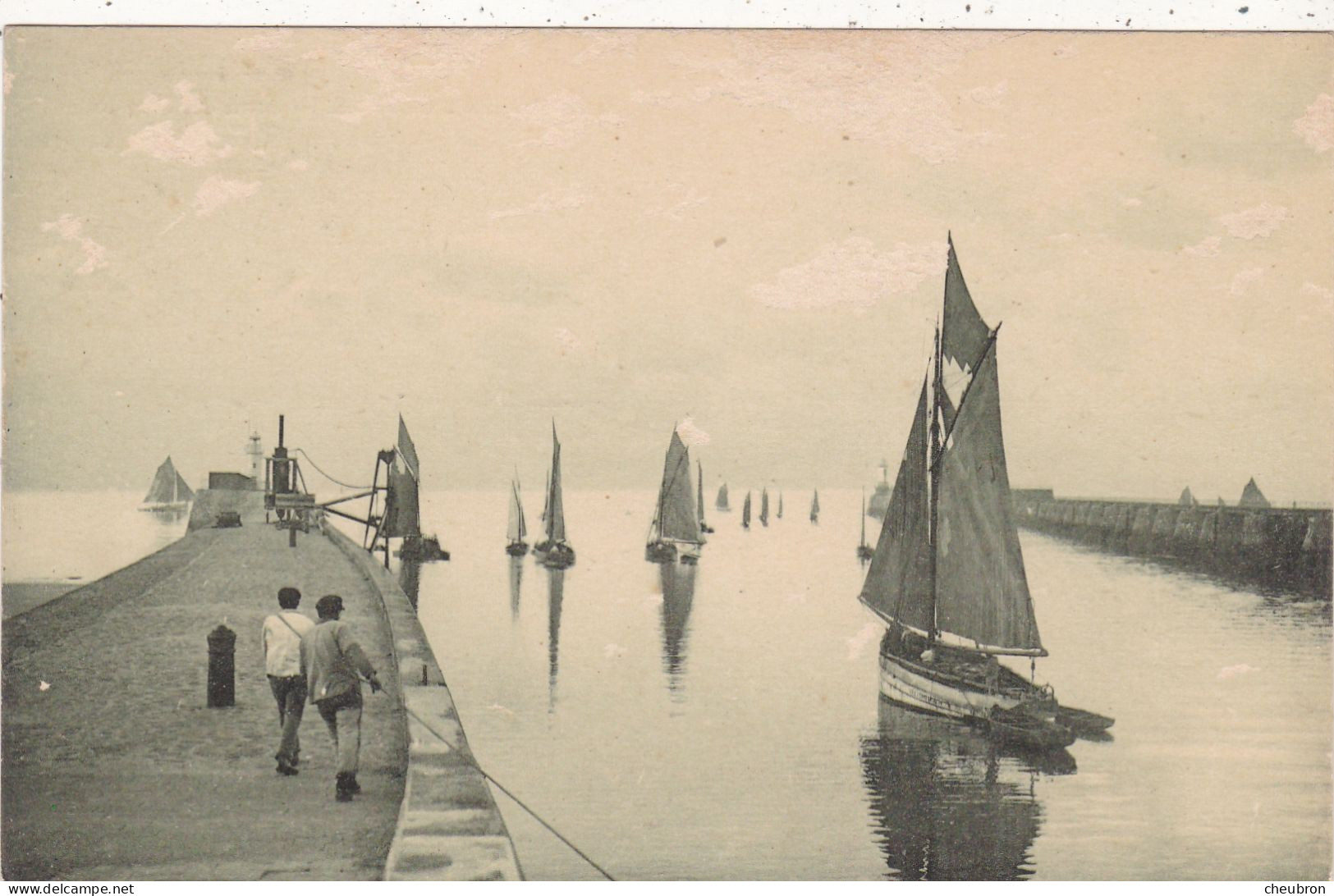 85. LES SABLES D'OLONNE .CPA. SORTIE DES BARQUES. LE CHENAL ET LES JETEES. ANNEE 1926 + TEXTE - Sables D'Olonne