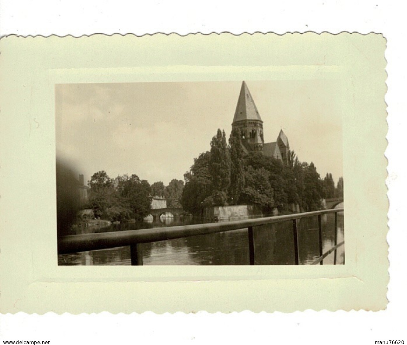 Ref 1 - Photo : La Moselle , Le Temple Protestant , Metz - France . - Europe