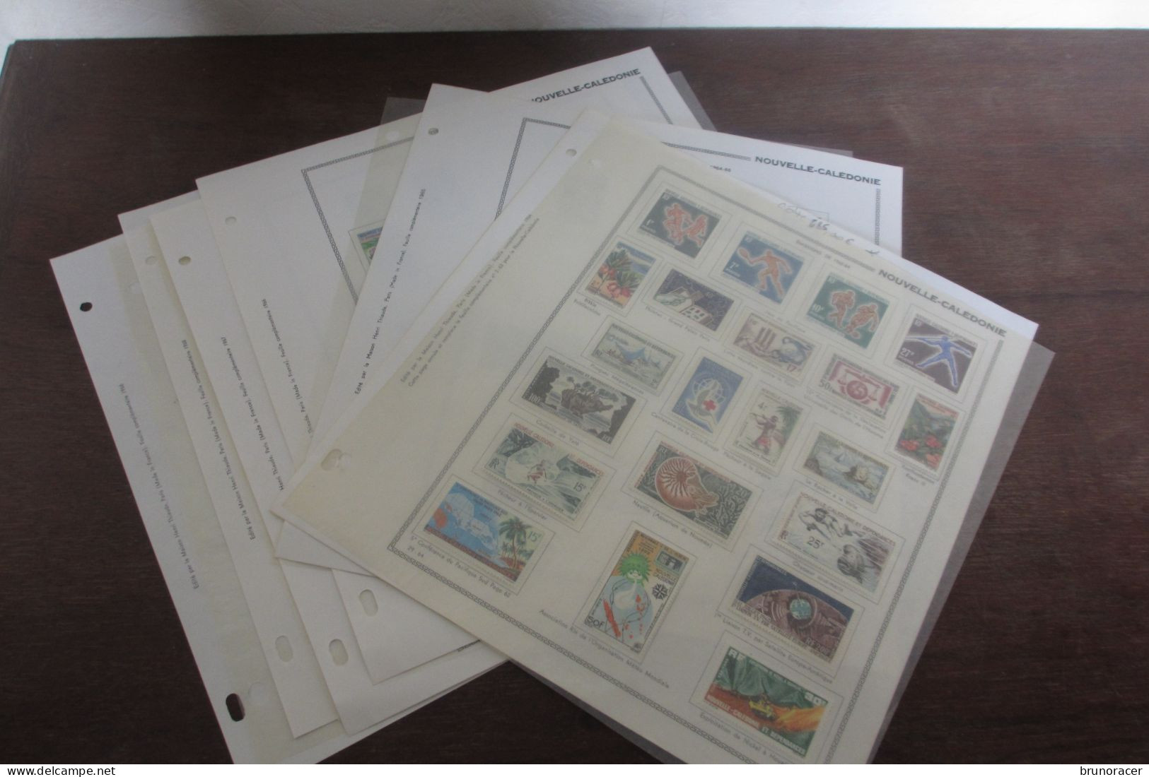 LOT Nelle CALEDONIE ANNEES 60 POSTE ET POSTE AERIENNE SUR 6 PAGES D'ALBUM NEUF* COTE 580 EUROS  VOIR SCANS - Unused Stamps