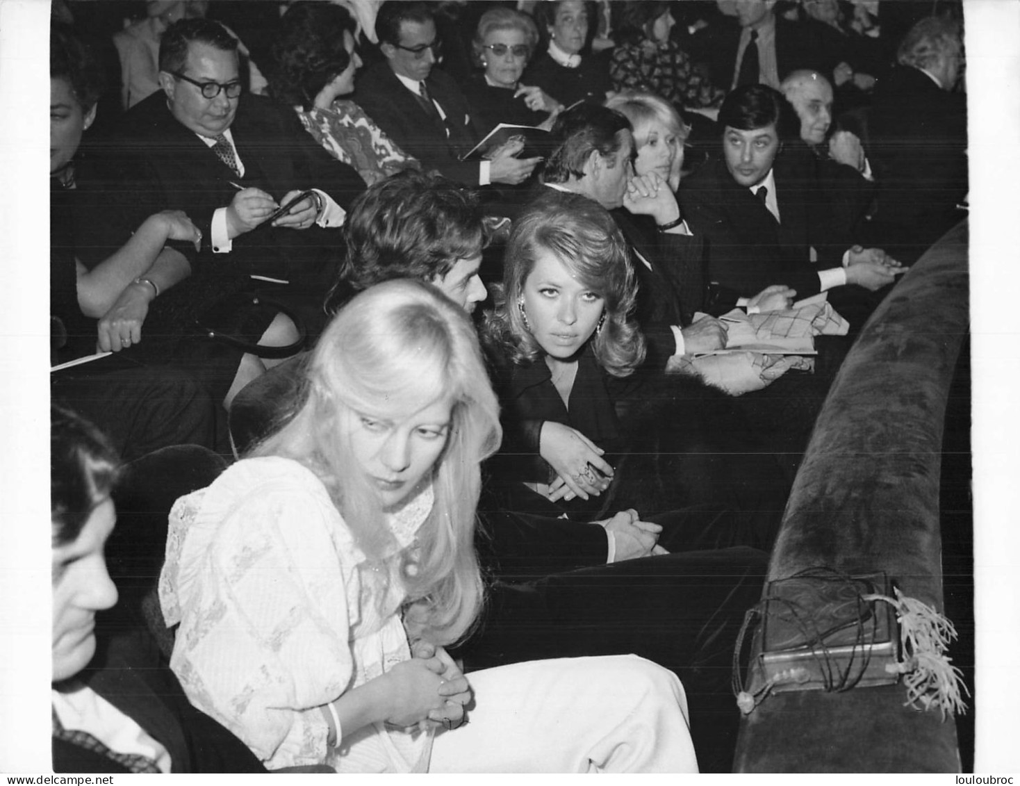 SYLVIE VARTAN AVEC LINO VENTURA ET ALAIN DELON ET MIREILLE DARC 1972 GALA FILM EGLANTINE PHOTO DE PRESSE  24X18CM - Famous People