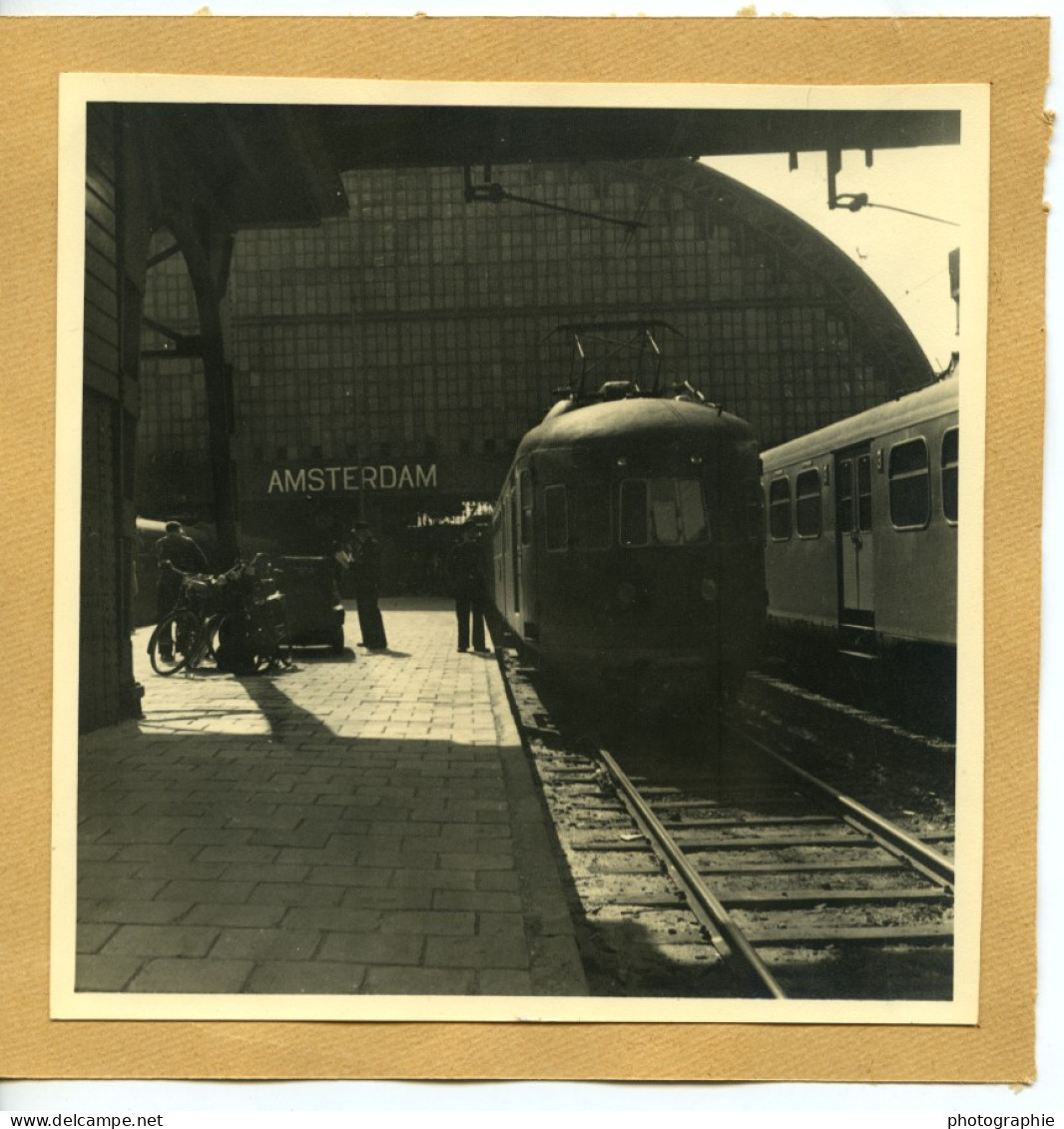 Pays Bas Amsterdam La Gare Train Ancienne Photo 1950 - Orte