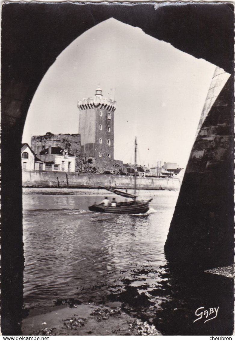 85. LES SABLES D'OLONNE .CPA. LES ARCADES ET LA TOUR D'ARUNDEL. CHENAL. BARQUE DE PECHE RENTRANT. ANNEE 1963 + TEXTE - Sables D'Olonne