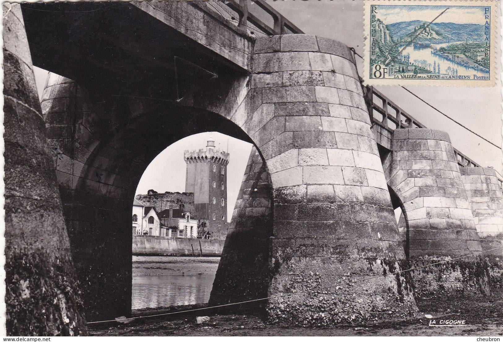 85. LES SABLES D'OLONNE .CPA. LES PILES. AU FOND LA TOUR D'ARUNDEL.ANNÉES 50+ TEXTE - Sables D'Olonne