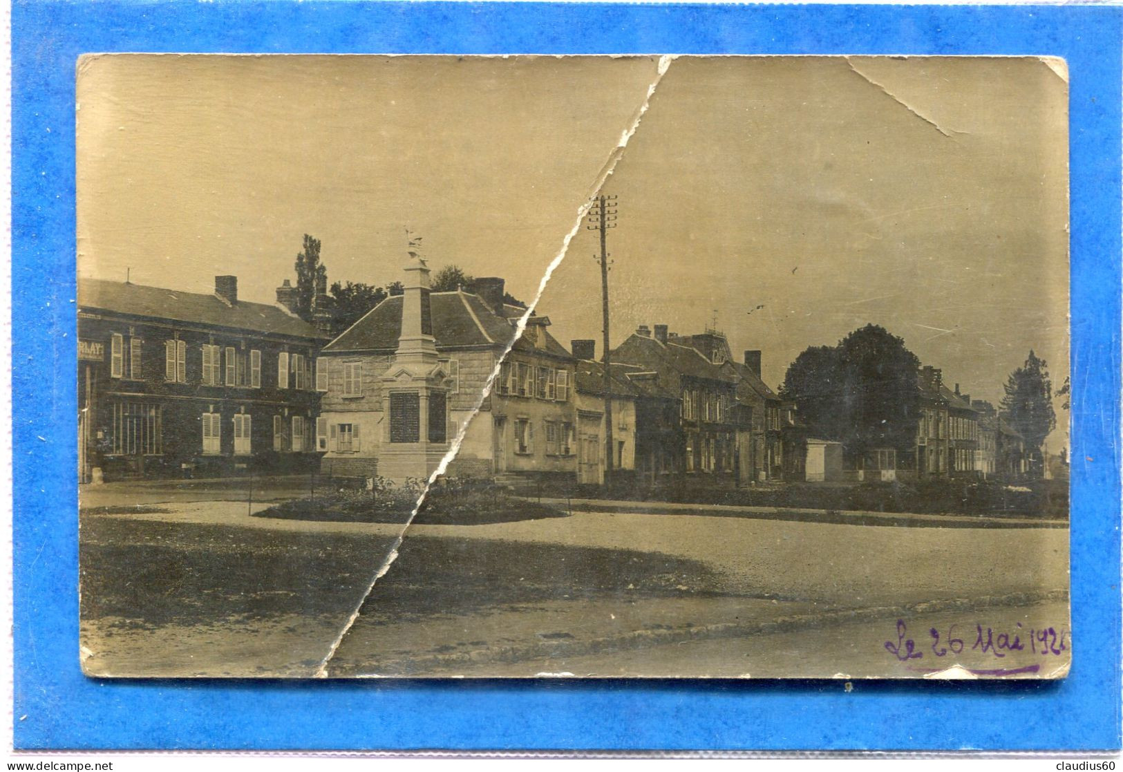 60  .CREVECOEUR - LE - GRAND  ,  Le Monument Aux Morts . C-P .Photo  ( Pliure ) - Crevecoeur Le Grand