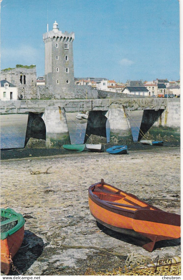 85. LES SABLES D'OLONNE .CPSM. LA TOUR D'ARUNDEL.VUE DES PILES DE LA JETEE. ANNÉE 1975+ TEXTE. - Sables D'Olonne