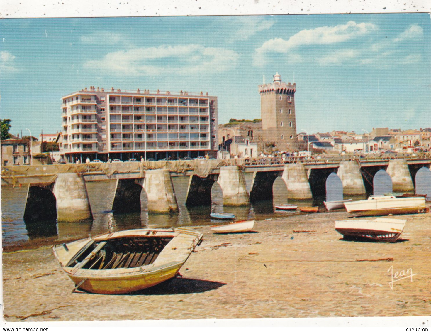 85. LES SABLES D'OLONNE .CPSM. LE PORT ET LA TOUR D'ARUNDEL.VUE DES PILES DE LA JETEE. ANNÉE 1969 - Sables D'Olonne