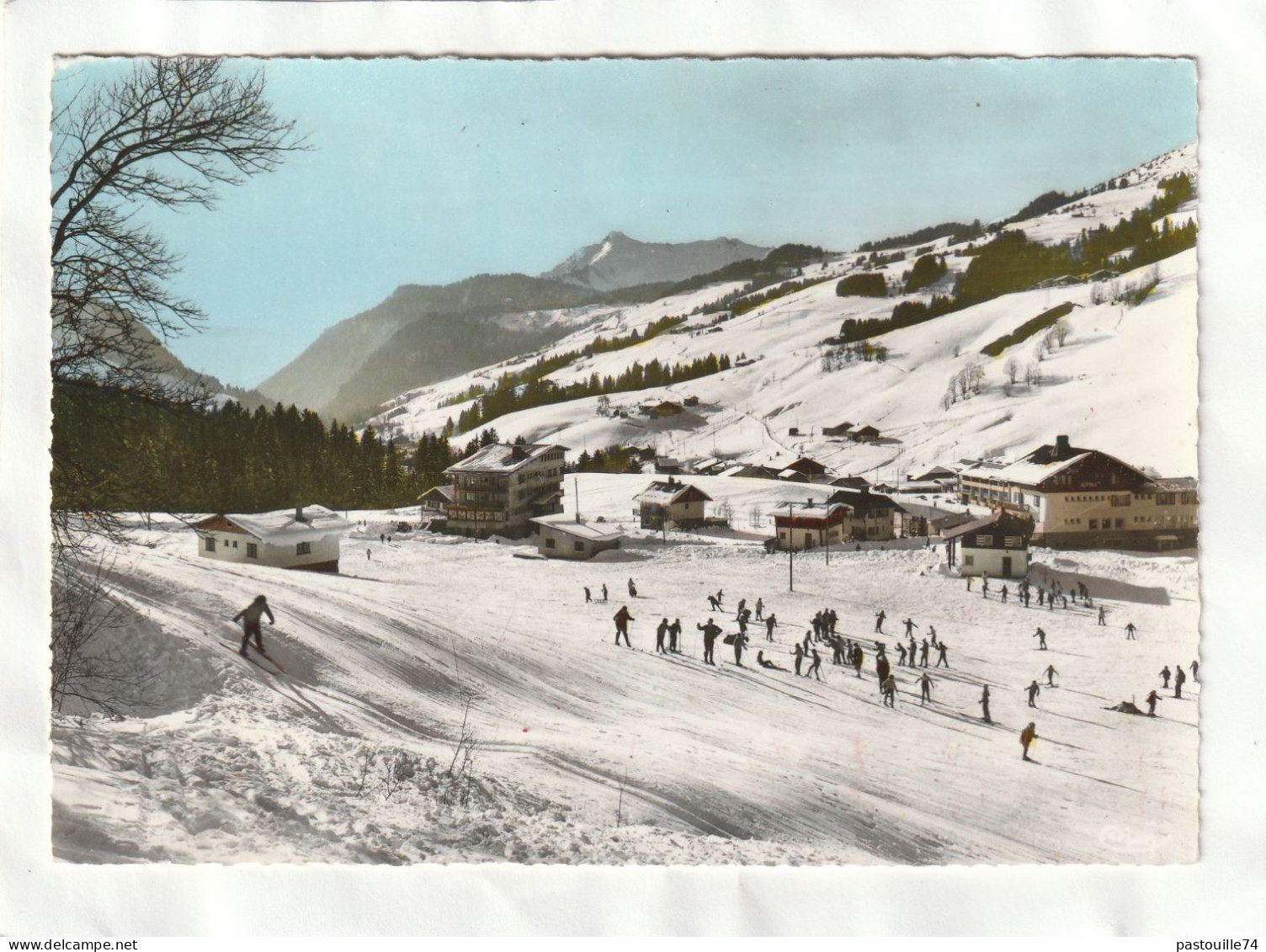 CPM. 15 X 10,5  -   LES  GETS  -  Sports  D'Hiver  -  L'Ecole De Ski - Les Gets