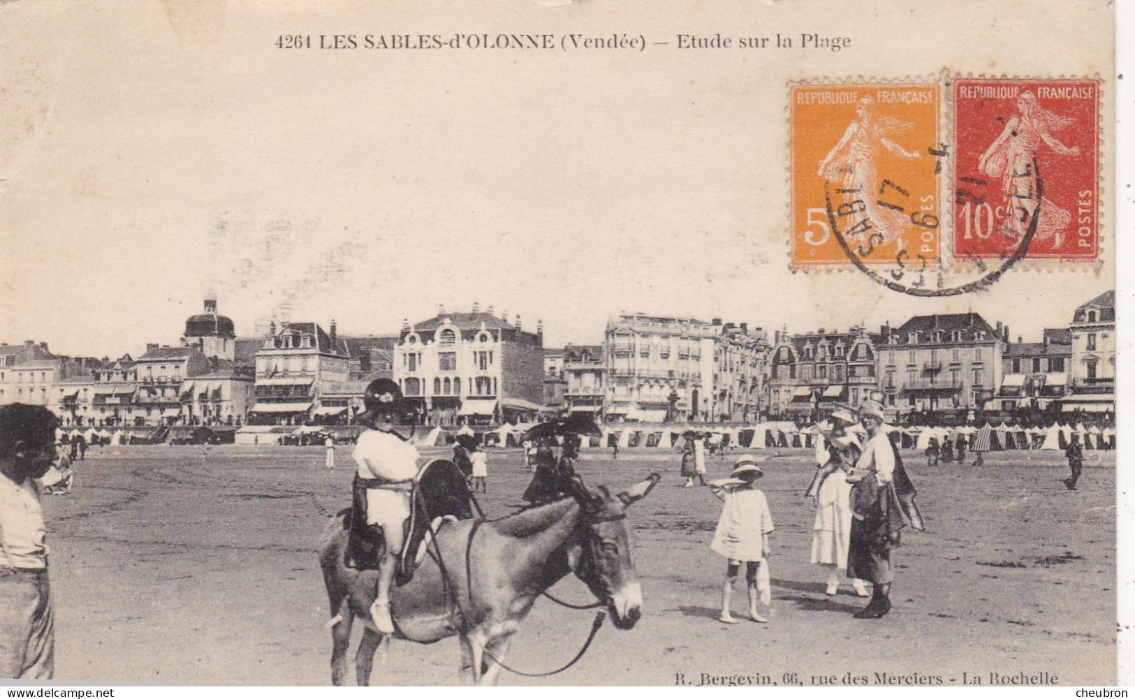 85. LES SABLES D'OLONNE .CPA. ETUDE SUR LA PLAGE. PROMENADE A DOS D'ANE. ANIMATION. MODE.. ANNÉE 1921+ TEXTE - Sables D'Olonne