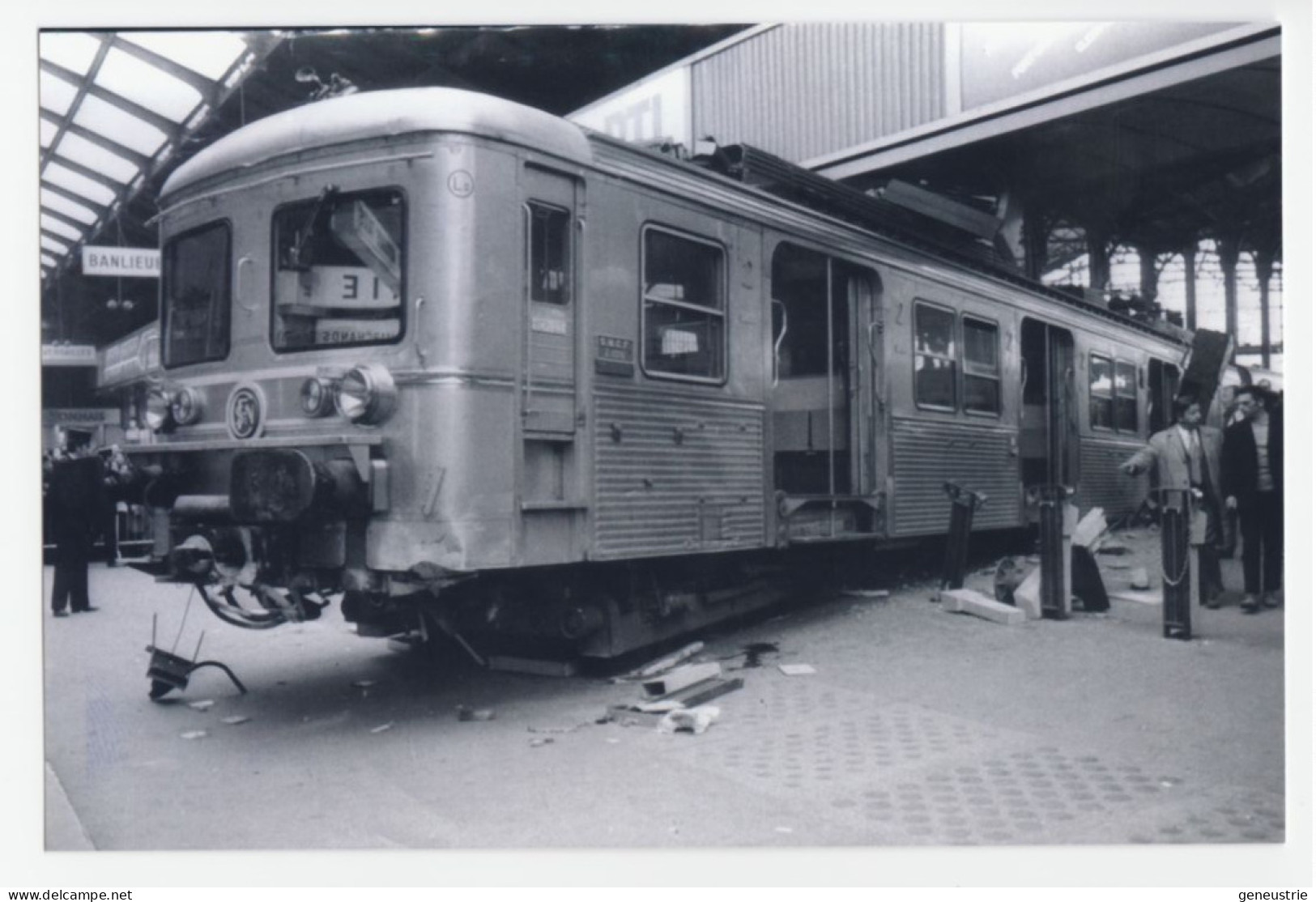 Photo-carte "Accident D'une Rame Z6300 à Paris Saint Lazare - SNCF" - Treinen