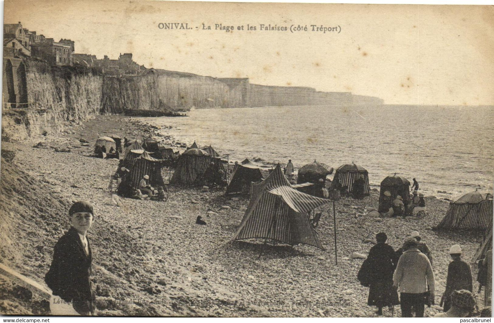 ONIVAL - LA PLAGE ET LES FALAISES (COTE TREPORT ) - Onival