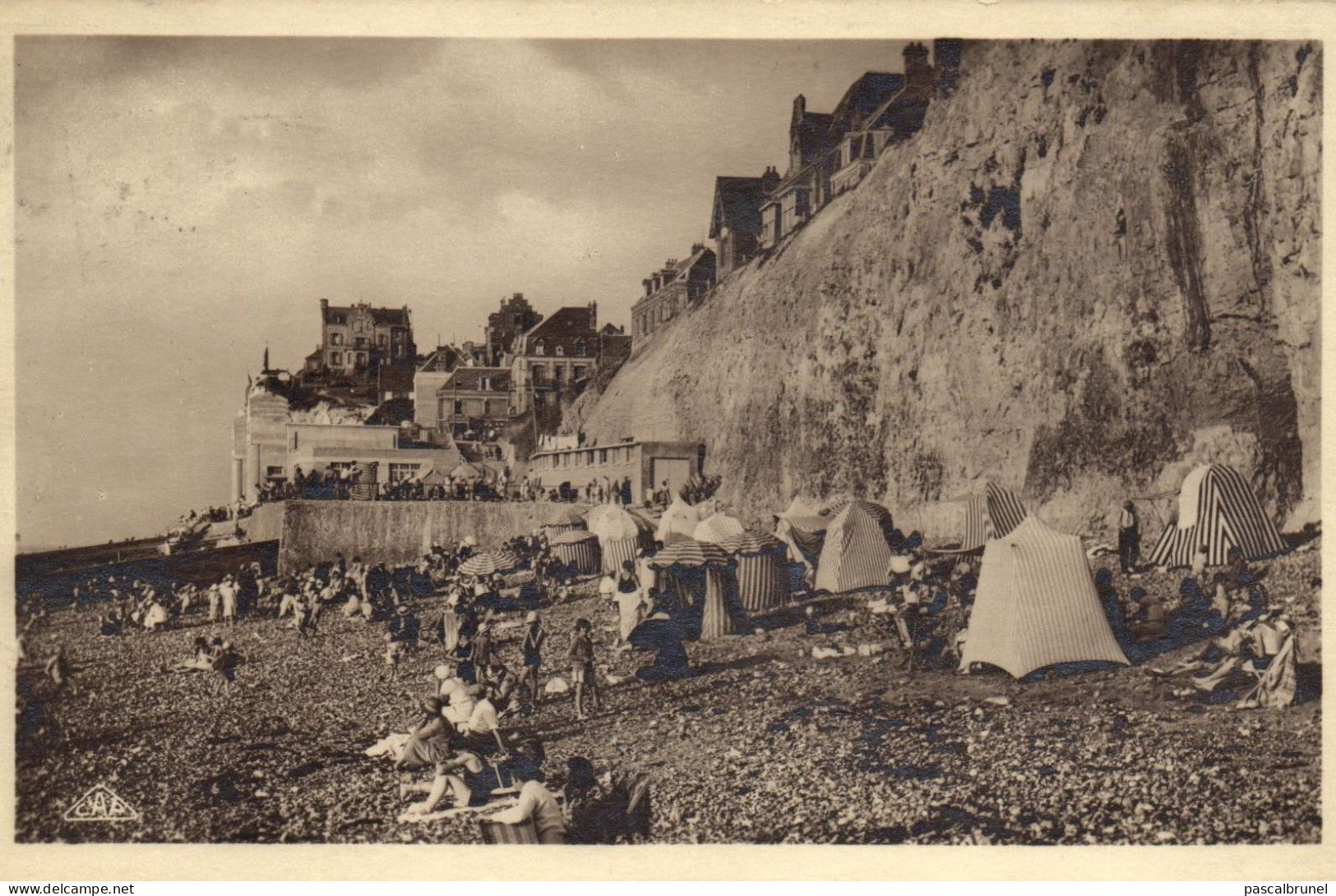 AULT - VUE DE LA PLAGE ET LES FALAISES - Ault