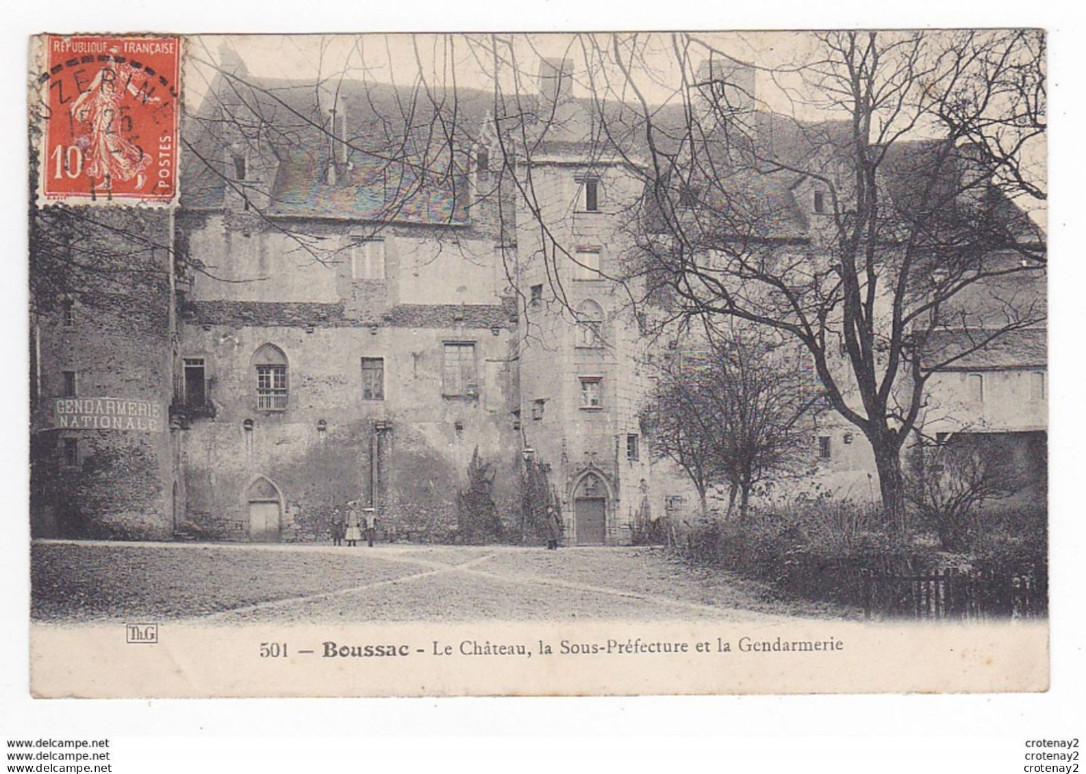 23 BOUSSAC N°501 Le Château La Gendarmerie Nationale La Sous Préfecture En 1911 Femme Et Enfants En Costume Et Chapeaux - Boussac