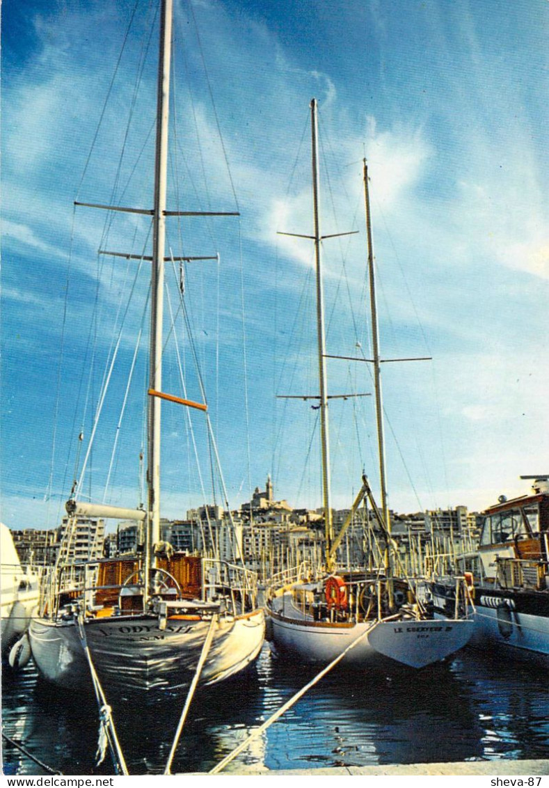 13 - Marseille - Le Vieux Port - Dans Le Fond : Basilique Notre Dame De La Garde - Vieux Port, Saint Victor, Le Panier