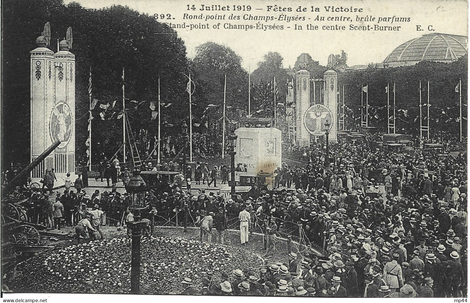 1B  ---  75  14 Juillet 1919 - Fête De La Victoire - Rond-point Des Champs-Elysés - Au Centre, Brule-parfums - Champs-Elysées