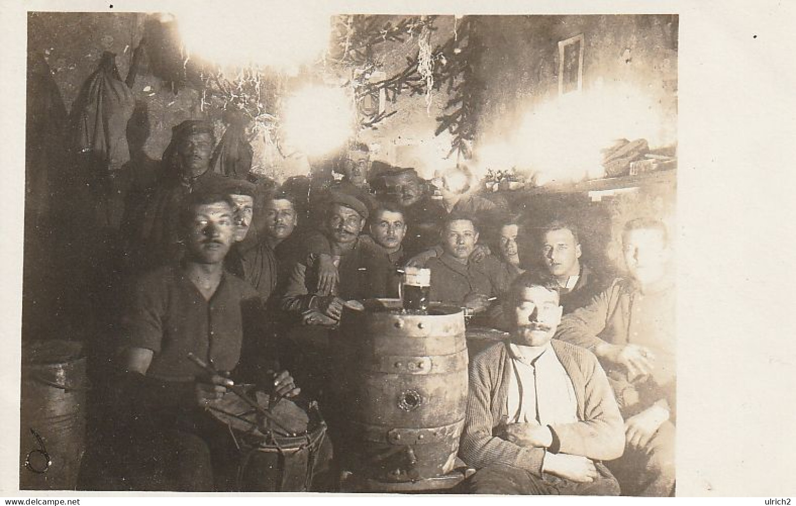 AK Foto Gruppe Deutsche Soldaten Bei Weihnachtsfeier - Bier Fass Trommel Tannenzweige - Ca. 1915 (68952) - Oorlog 1914-18