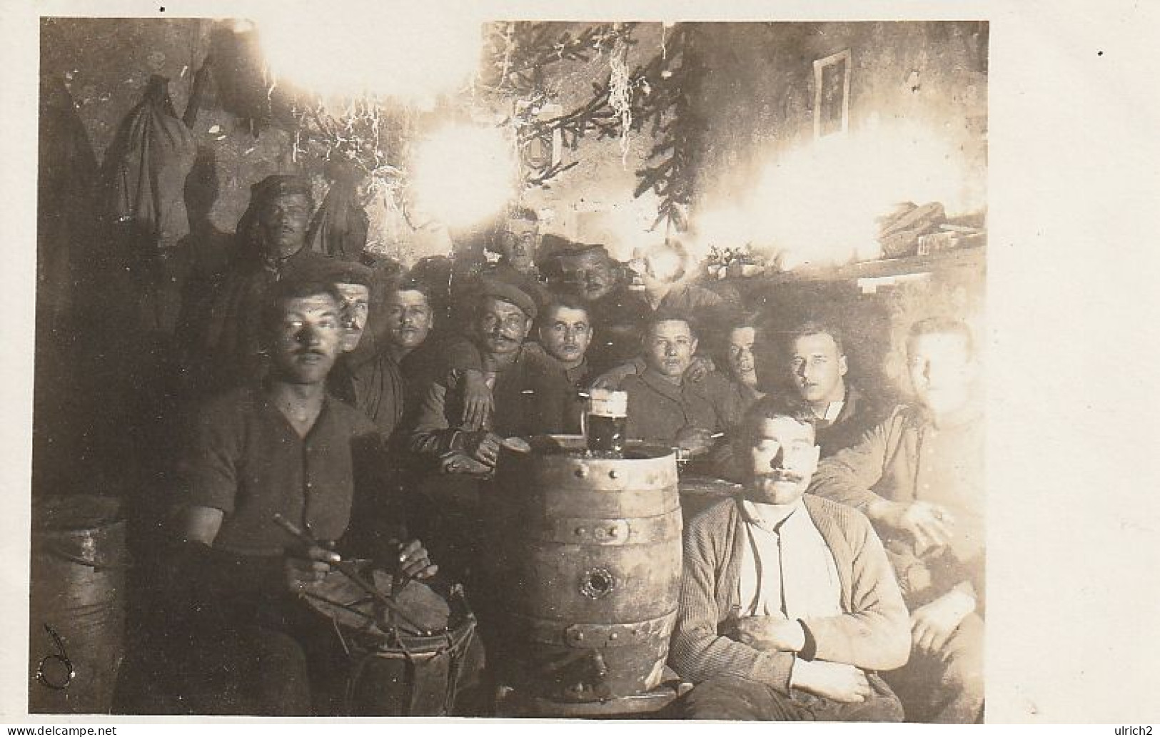 AK Foto Gruppe Deutsche Soldaten Bei Weihnachtsfeier - Bier Fass Trommel Tannenzweige - Ca. 1915 (68952) - Guerre 1914-18