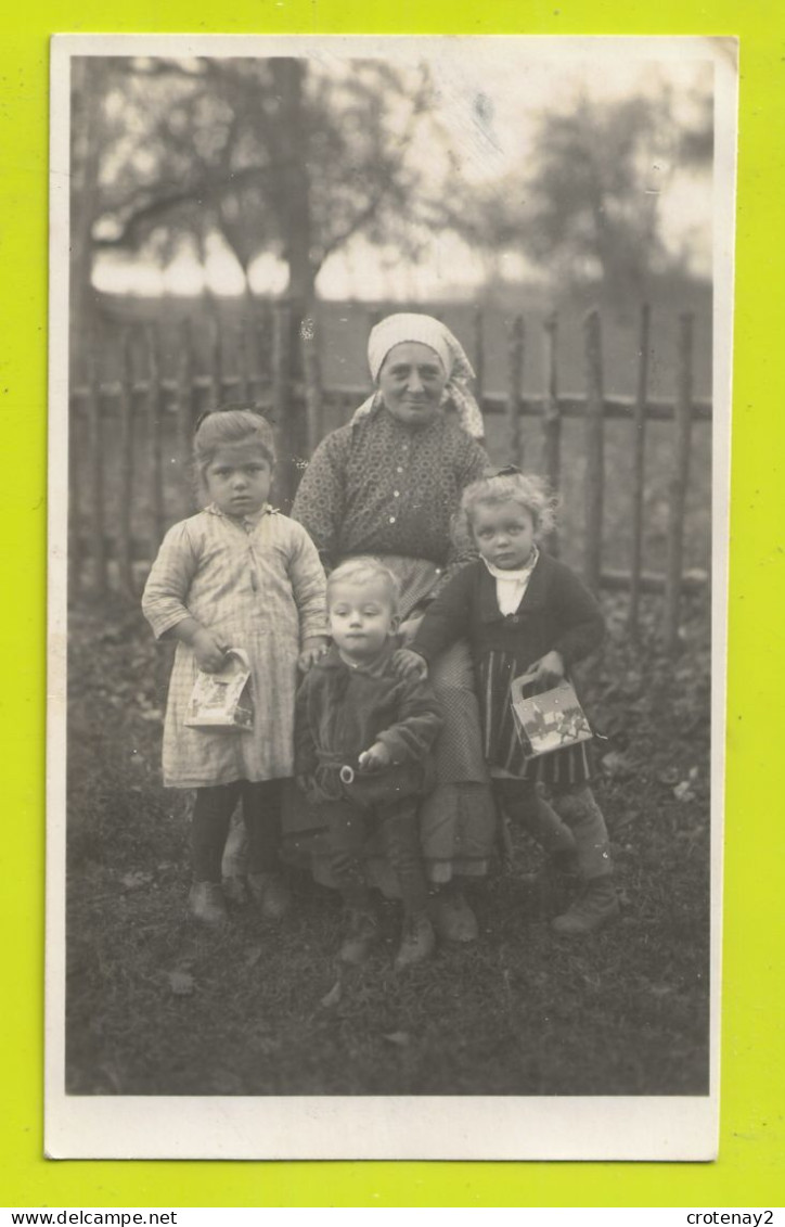 Carte Photo à Situer Femme Avec Enfants Fillettes Avec Sac Cadeau Et Garçon VOIR ZOOM - Photographs