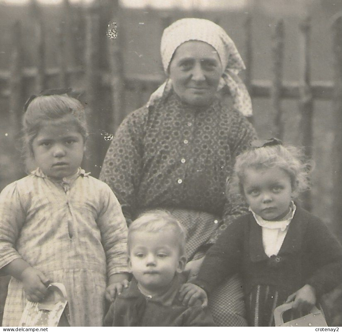 Carte Photo à Situer Femme Avec Enfants Fillettes Avec Sac Cadeau Et Garçon VOIR ZOOM - Photographs