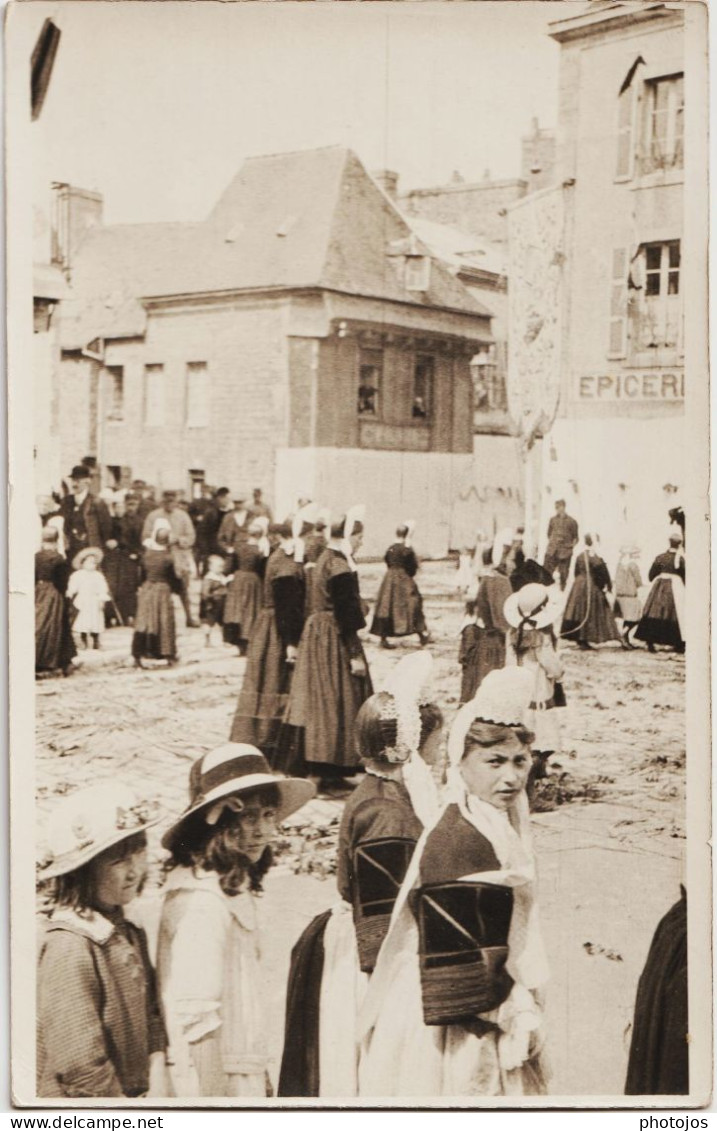 Carte Photo Pont L'Abbé (29)  RARE Femmes Et Enfants En Costumes Grande Rue (JJ Rousseau) Près De L'épicerie - Places