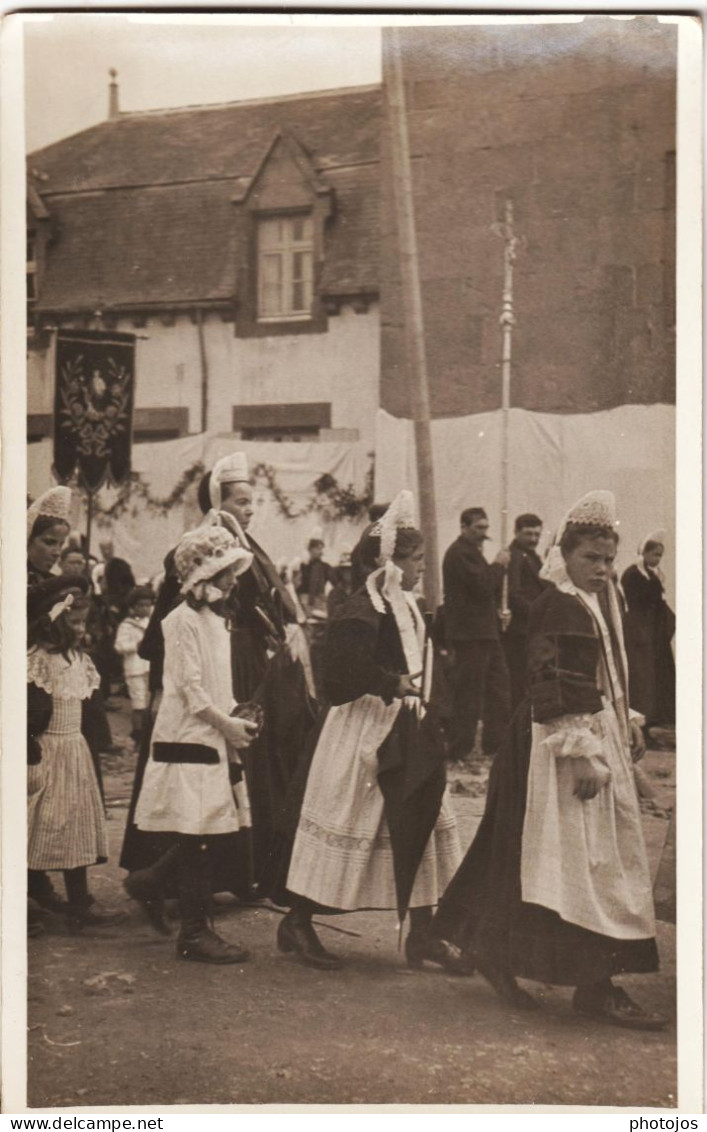 Carte Photo Pont L'Abbé (29)  RARE Procession Dans La Rue Tous En Costumes Bigoudens - Orte