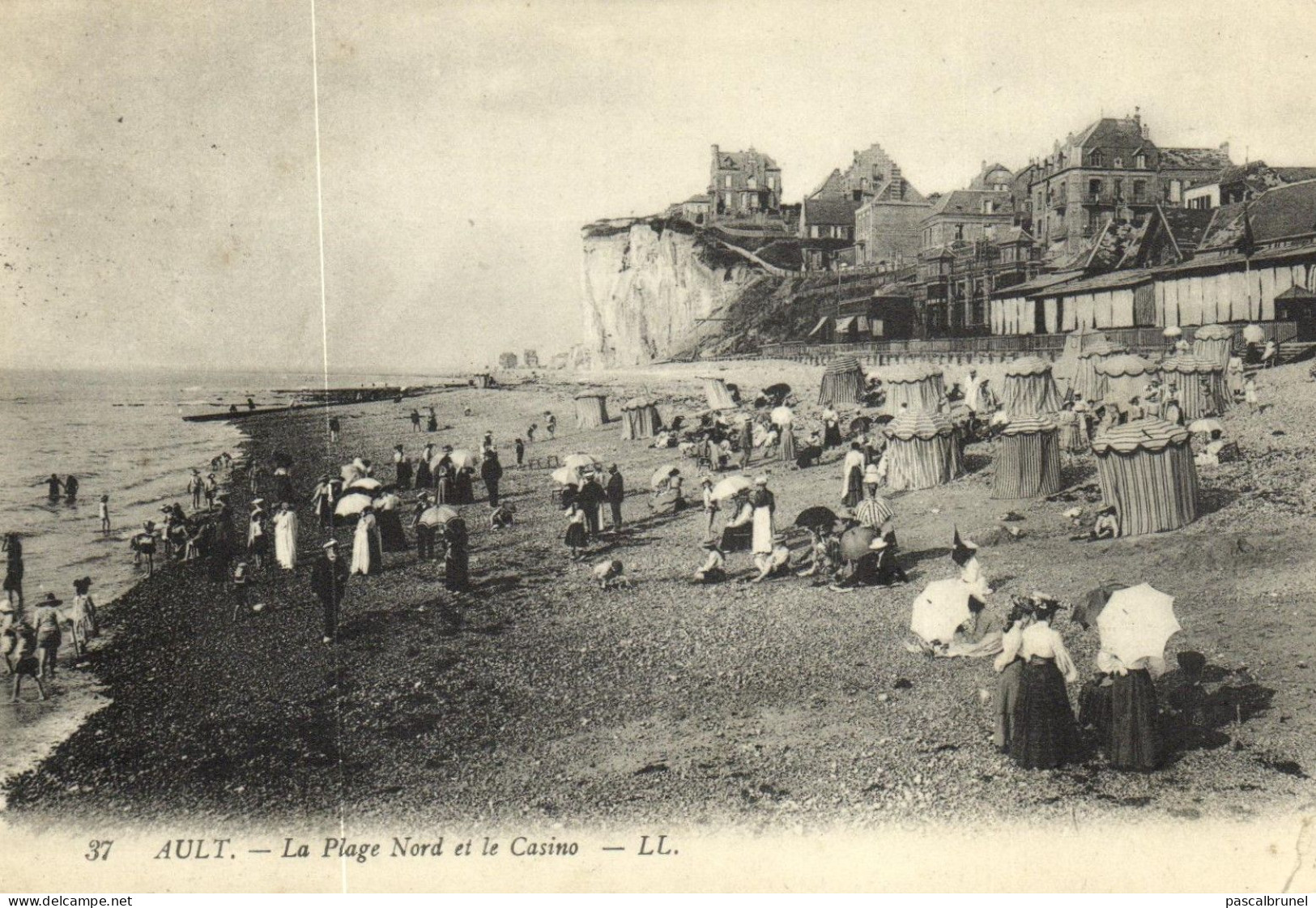 AULT - LA PLAGE NORD ET LE CASINO - Ault