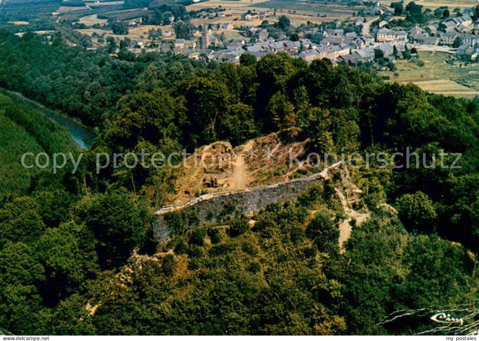 73786096 Herbeumont Vue Aerienne Du Village Et Des Ruine Du Chateau Herbeumont - Herbeumont