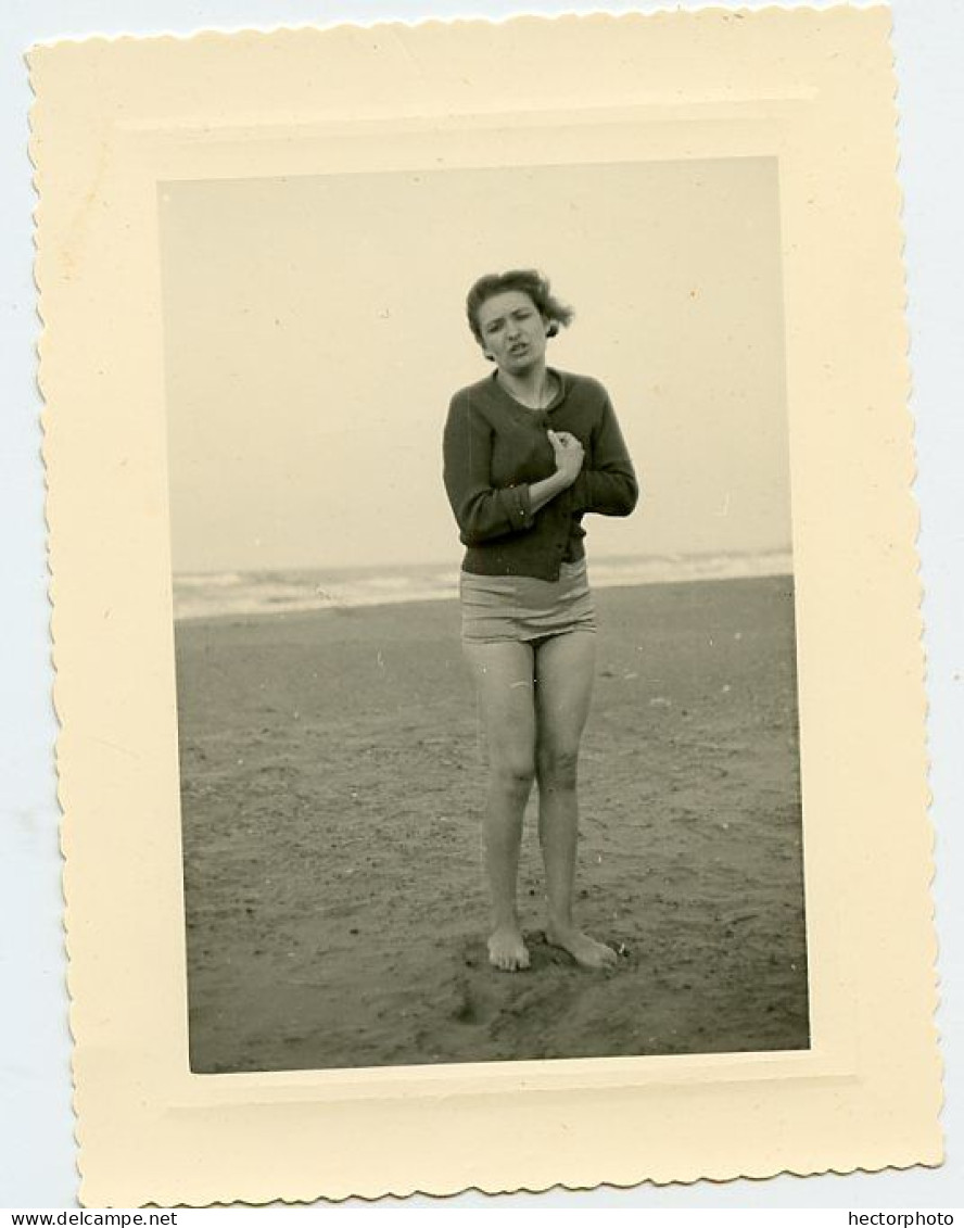 Snapshot Portrait Femme Plage Sexy Short Maillot De Bain Jambes Vent Windy Un Homme Et Une Femme Style 50s 60s - Personnes Anonymes