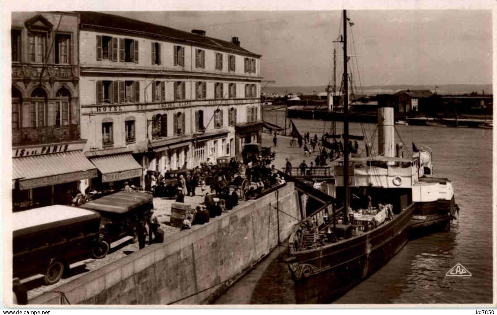 Honfleur - Cafe De Paris - Honfleur