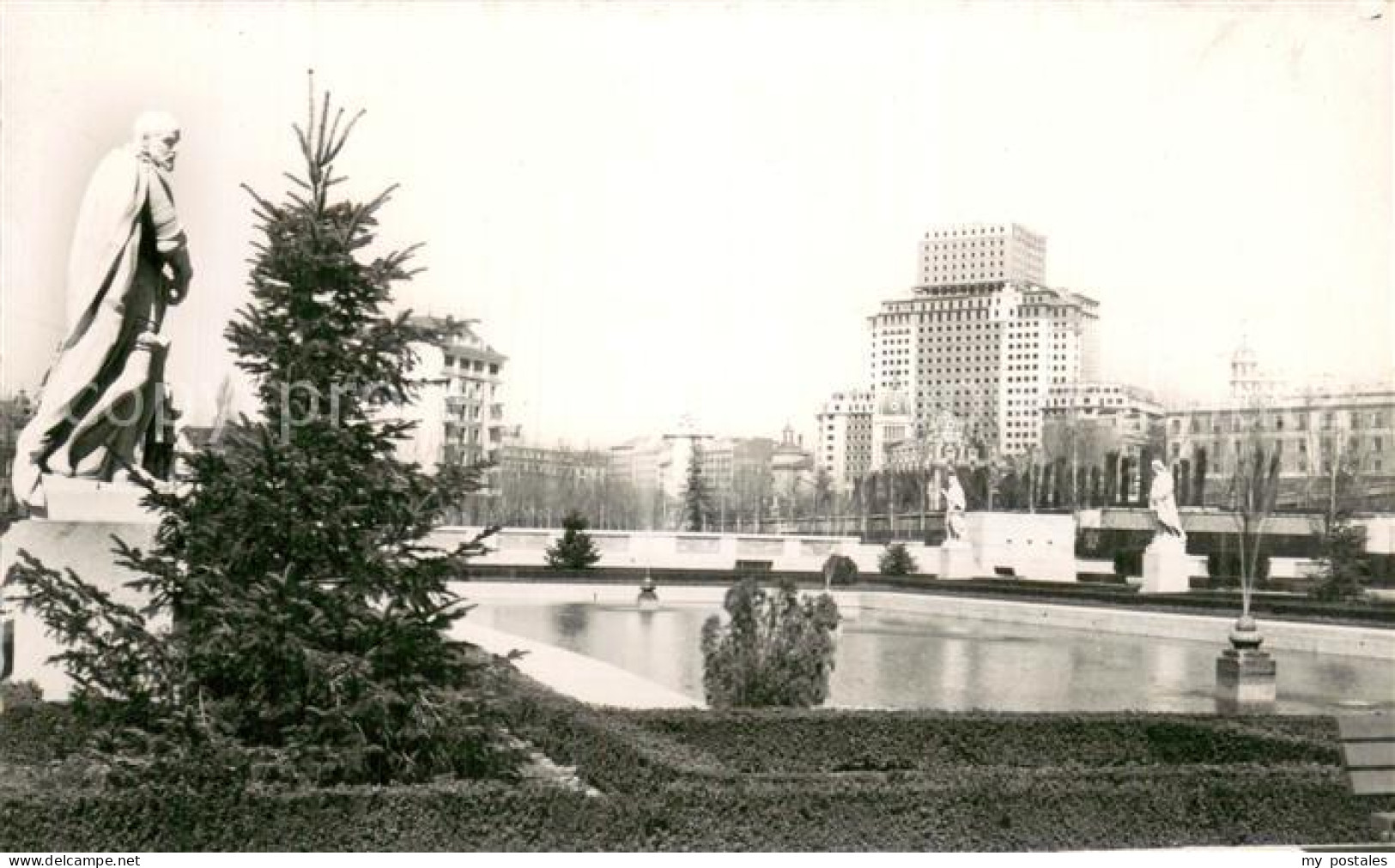 73785813 Madrid Spain Jardines De Palacio Y Edificio De La Plaza De Espana Madri - Sonstige & Ohne Zuordnung