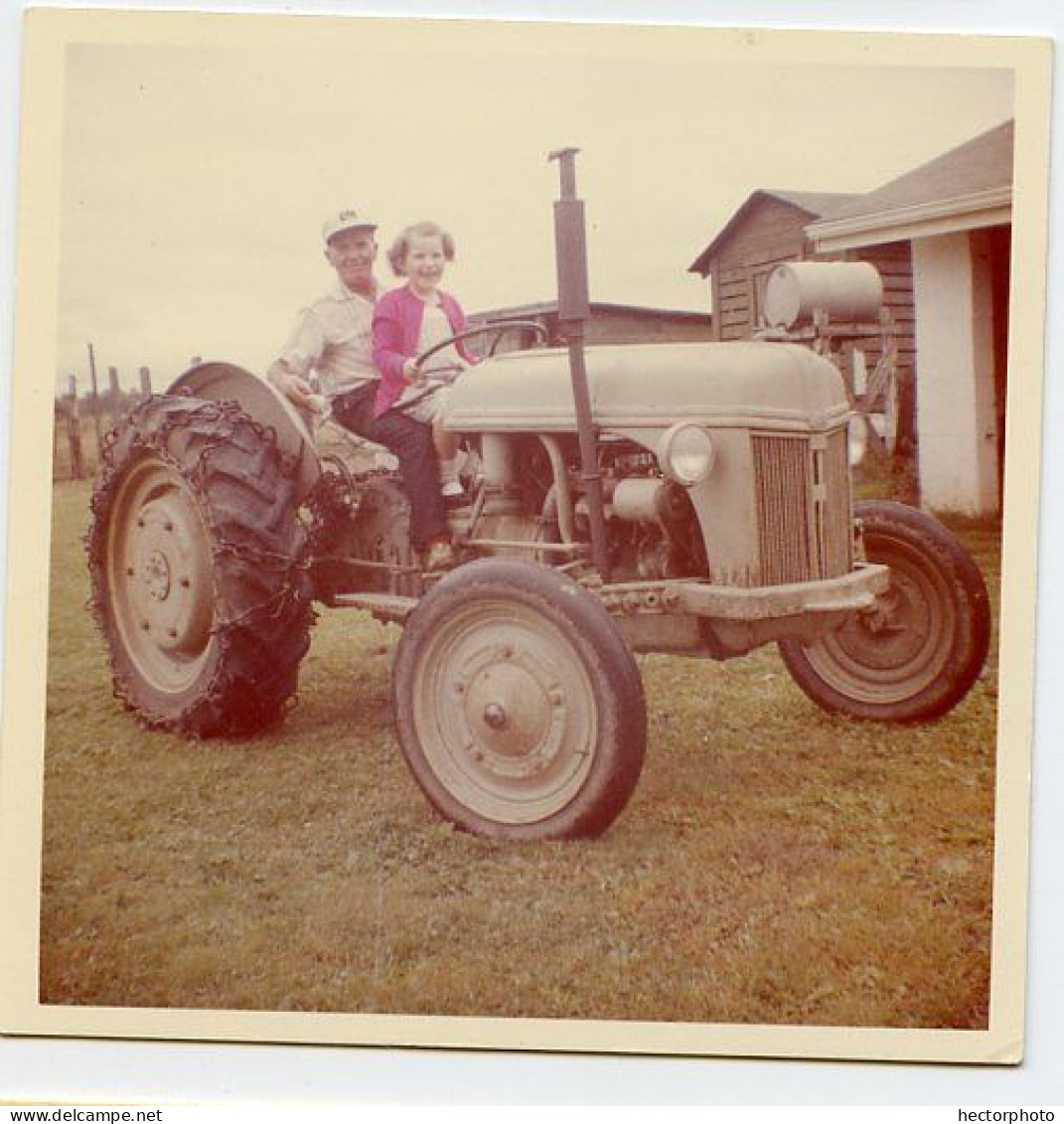 Snapshot Portrait Couleur Carré Tracteur Homme Petite Fille 60s Campagne Usa Agricole - Cars