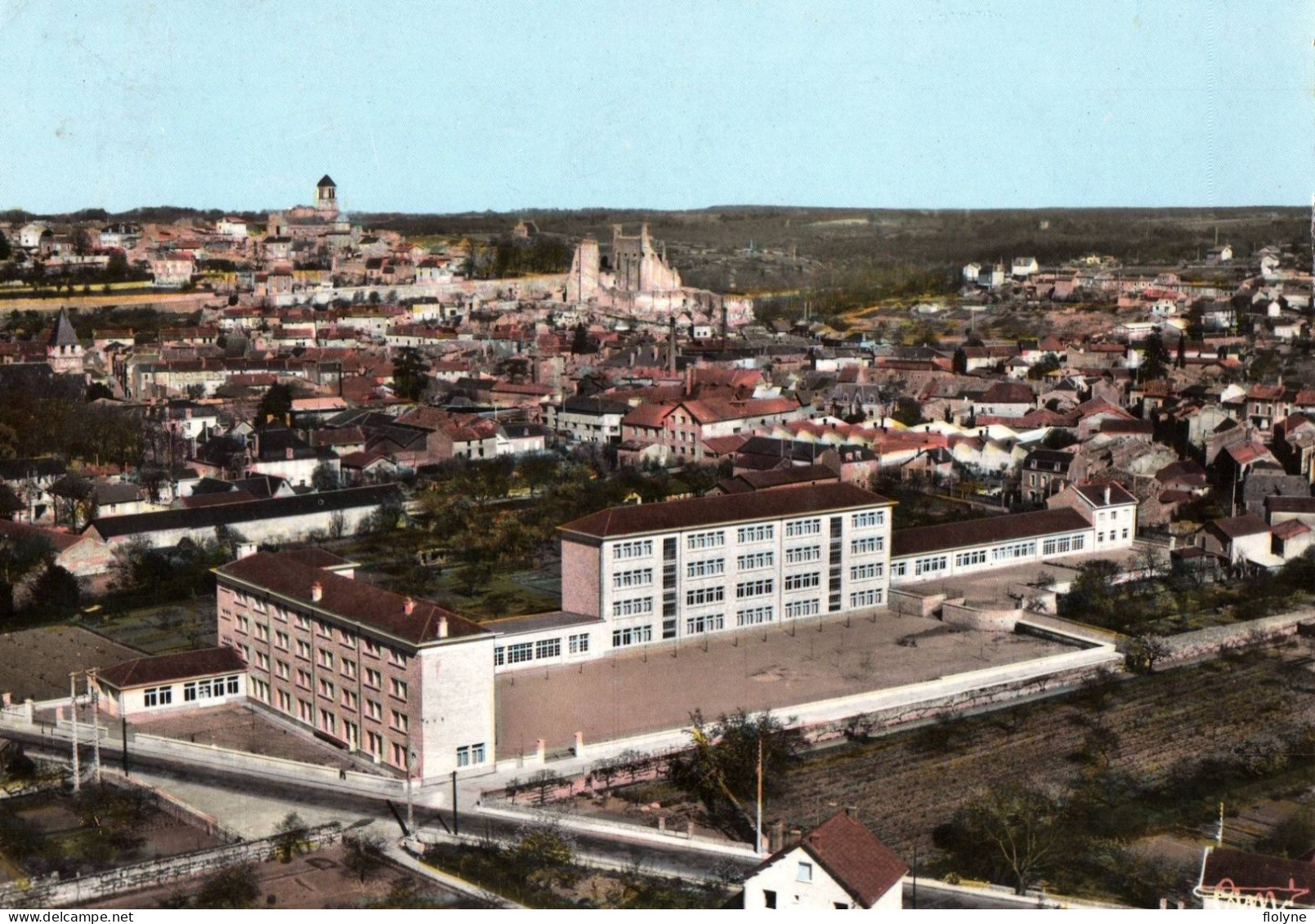 Chauvigny - Vue Aérienne Et Le Collège D'enseignement Général - école - Chauvigny