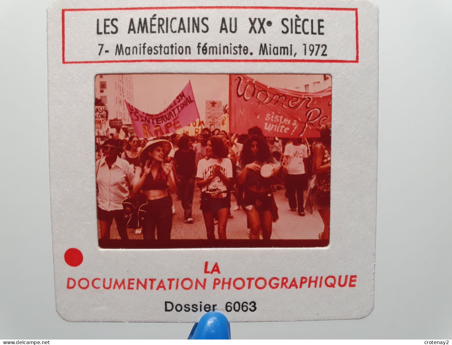 Photo Diapo Diapositive Slide Les Américains Au XXème Siècle N°7 Manifestation Féministe à MIAMI En 1972 Voir Banderoles - Diapositives