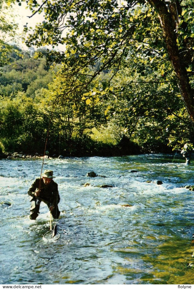 Pêche - Pêcheur à La Truite En Rivière - Fishing