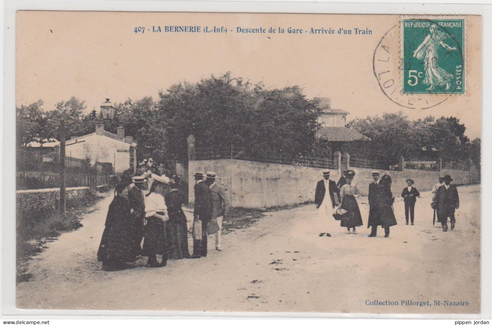 44 ***La BERNERIE ***Descente De La Gare .arrivée D'un Train *** - La Bernerie-en-Retz