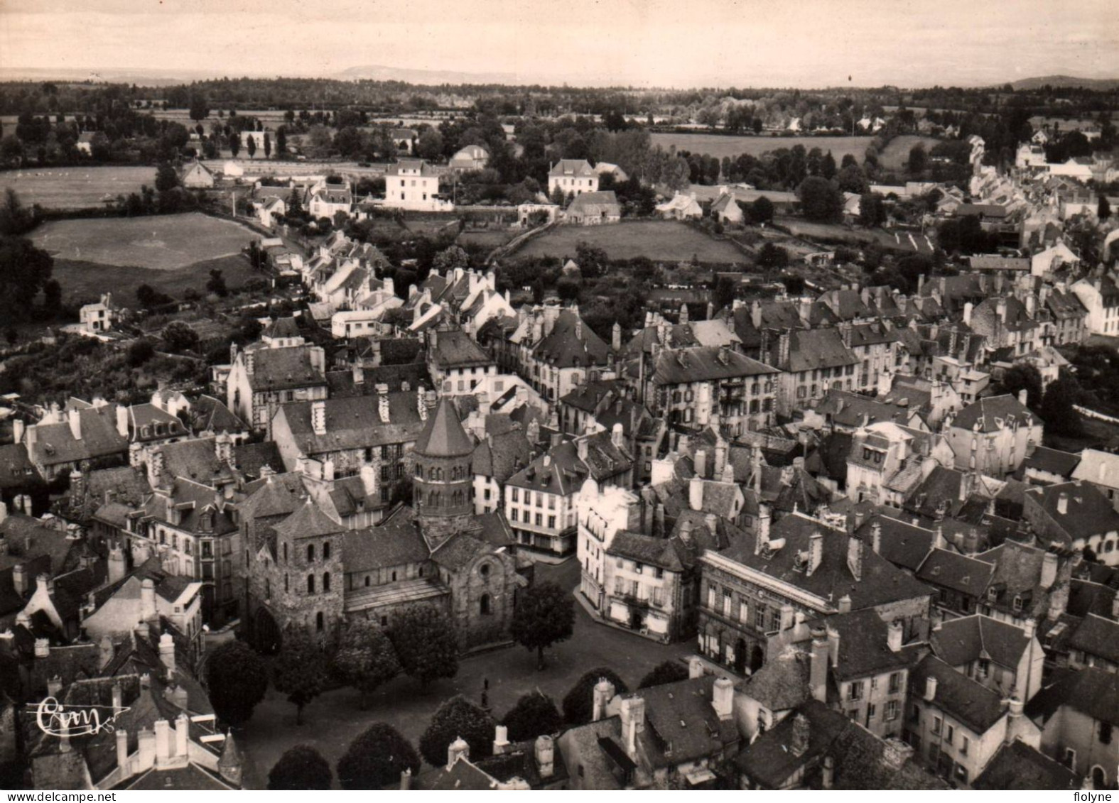 Mauriac - Vue Aérienne Sur La Place De L'église Et Le Village - Mauriac