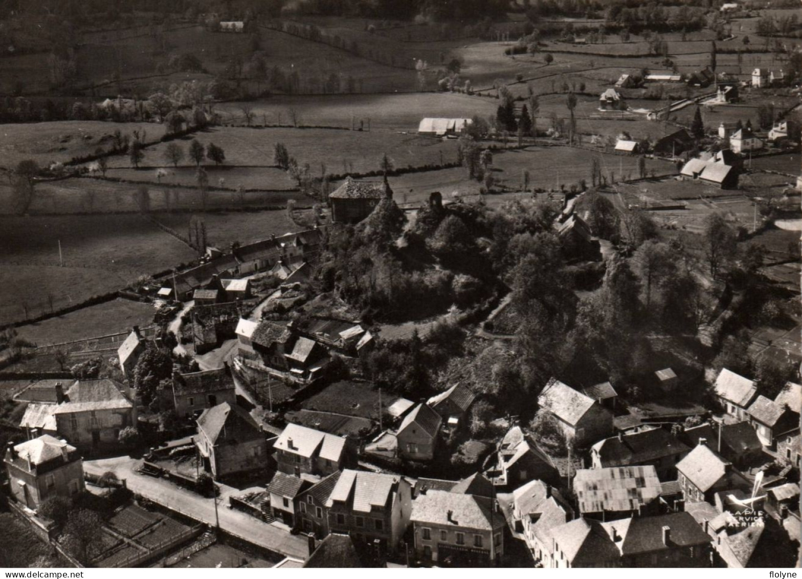 Saignes - Vue Aérienne Sur Le Village Et La Chapelle Notre Dame Du Château - Other & Unclassified