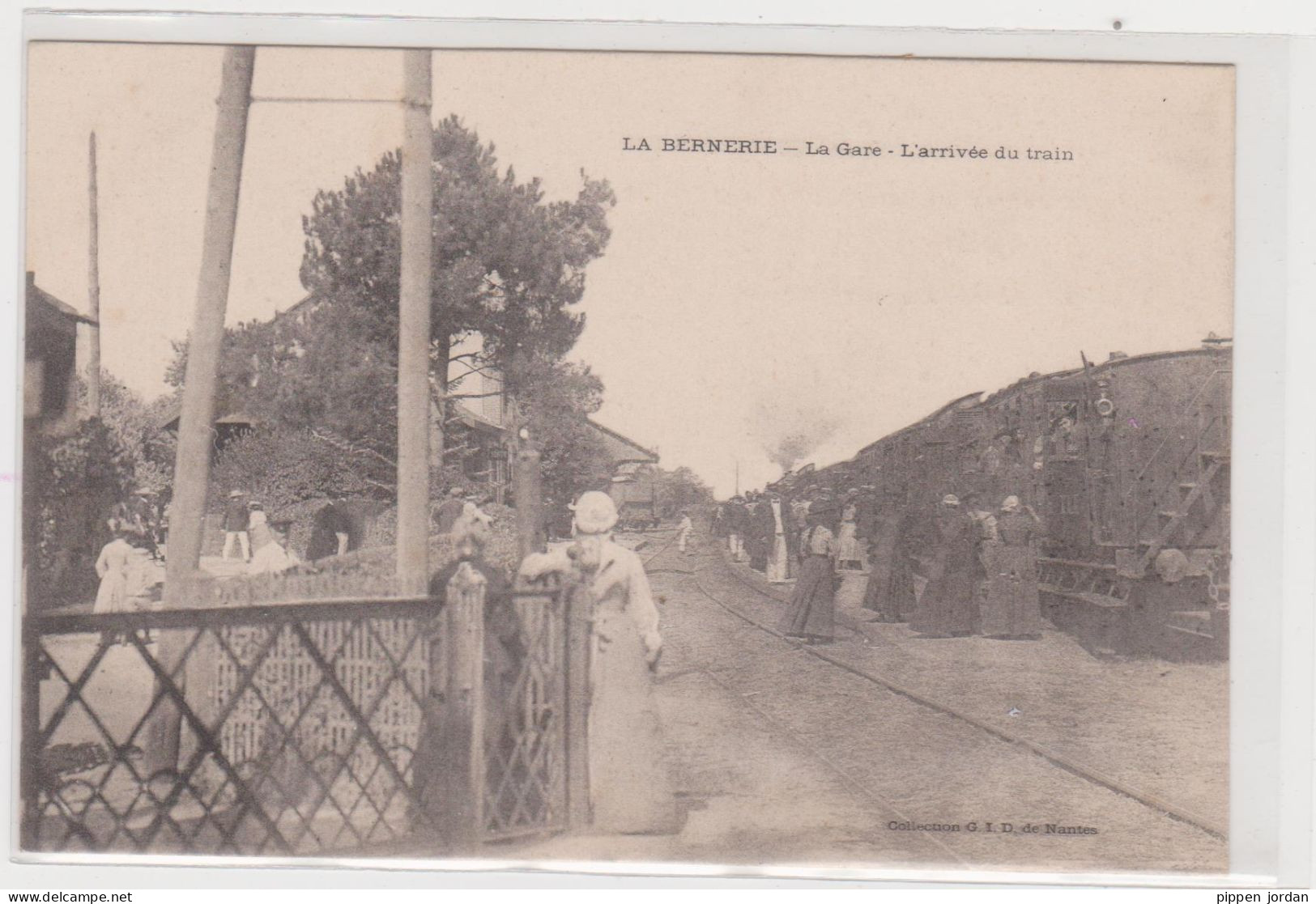 44 ***La BERNERIE ***  La Gare  * L'arrivée Du Train   *** - La Bernerie-en-Retz