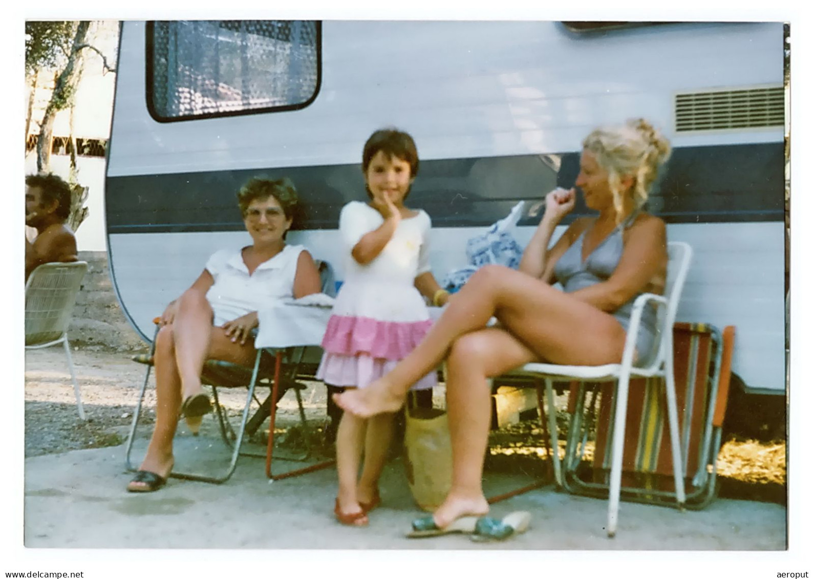 Photo Originale / Camping / Femme En Maillot De Bain Devant La Caravane Au Camp De Plage - Années 1980 - Automobiles