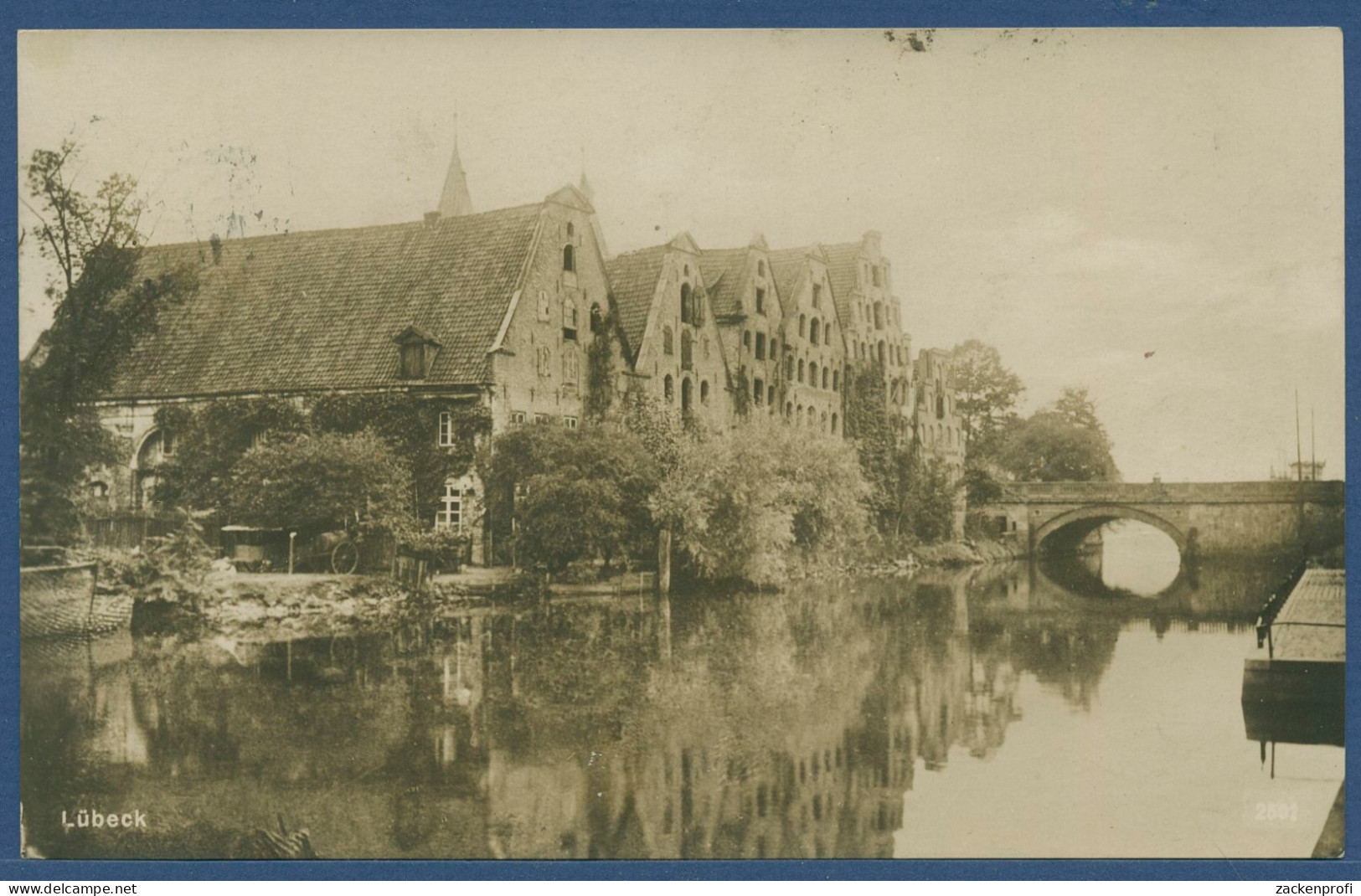 Lübeck Speicherhäuser An Der Trave, Gelaufen Marke Fehlt (AK3301) - Lübeck