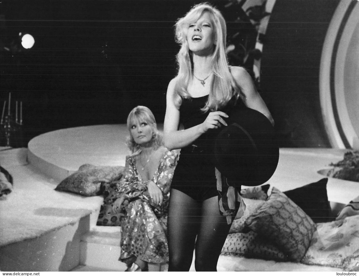 SYLVIE VARTAN ET PETULA CLARK 1971 LORS D'UN SHOW  PHOTO DE PRESSE  24X18CM - Berühmtheiten