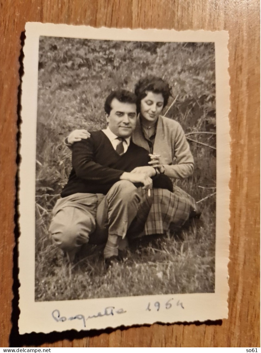 19010 A.  Fotografia D'epoca Uomo Donna In Posa Che Fumano 1954 Italia - 9x6,5 - Anonyme Personen