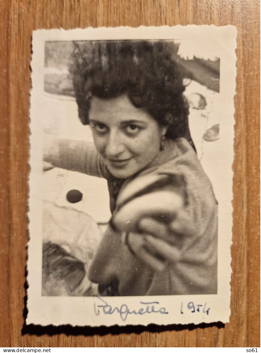 19012 A.  Fotografia D'epoca Donna Che Offre Un Panino 1954 Italia - 9x6,5 - Anonyme Personen