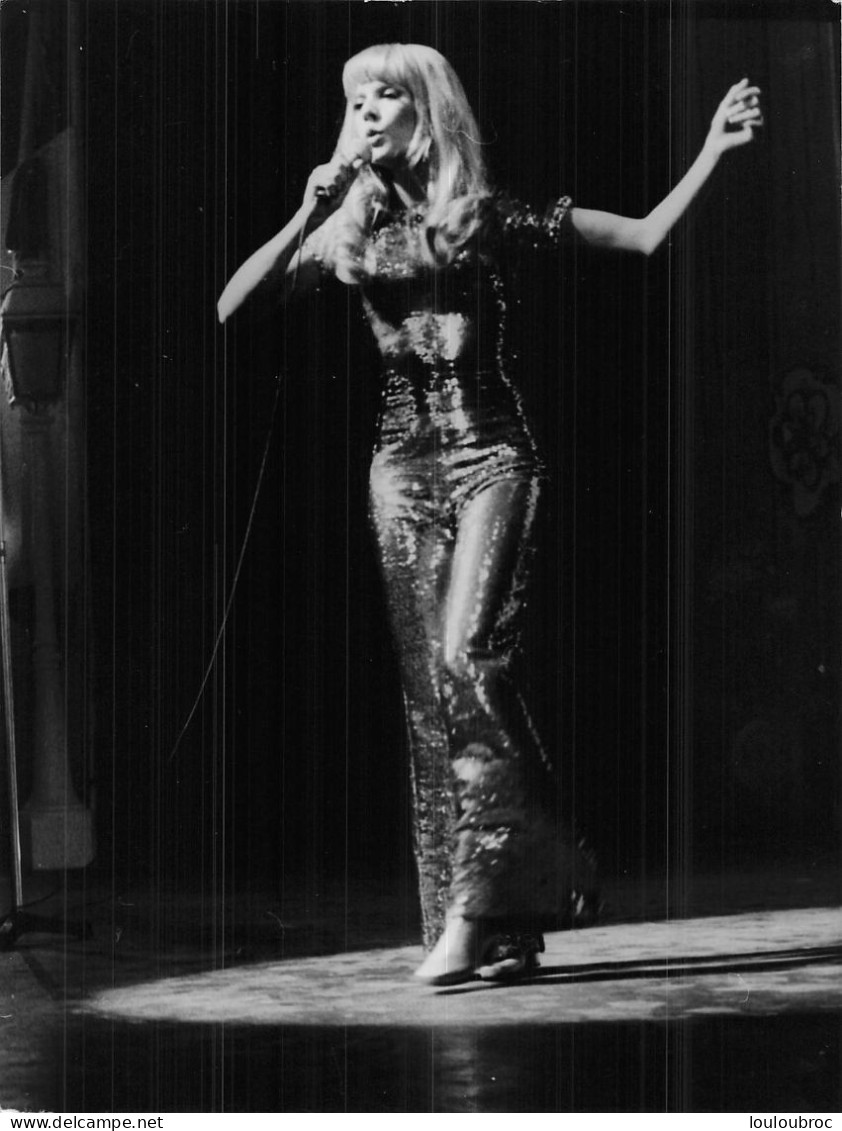 SYLVIE VARTAN SUR SCENE PHOTO DE PRESSE  24X18CM - Personalità