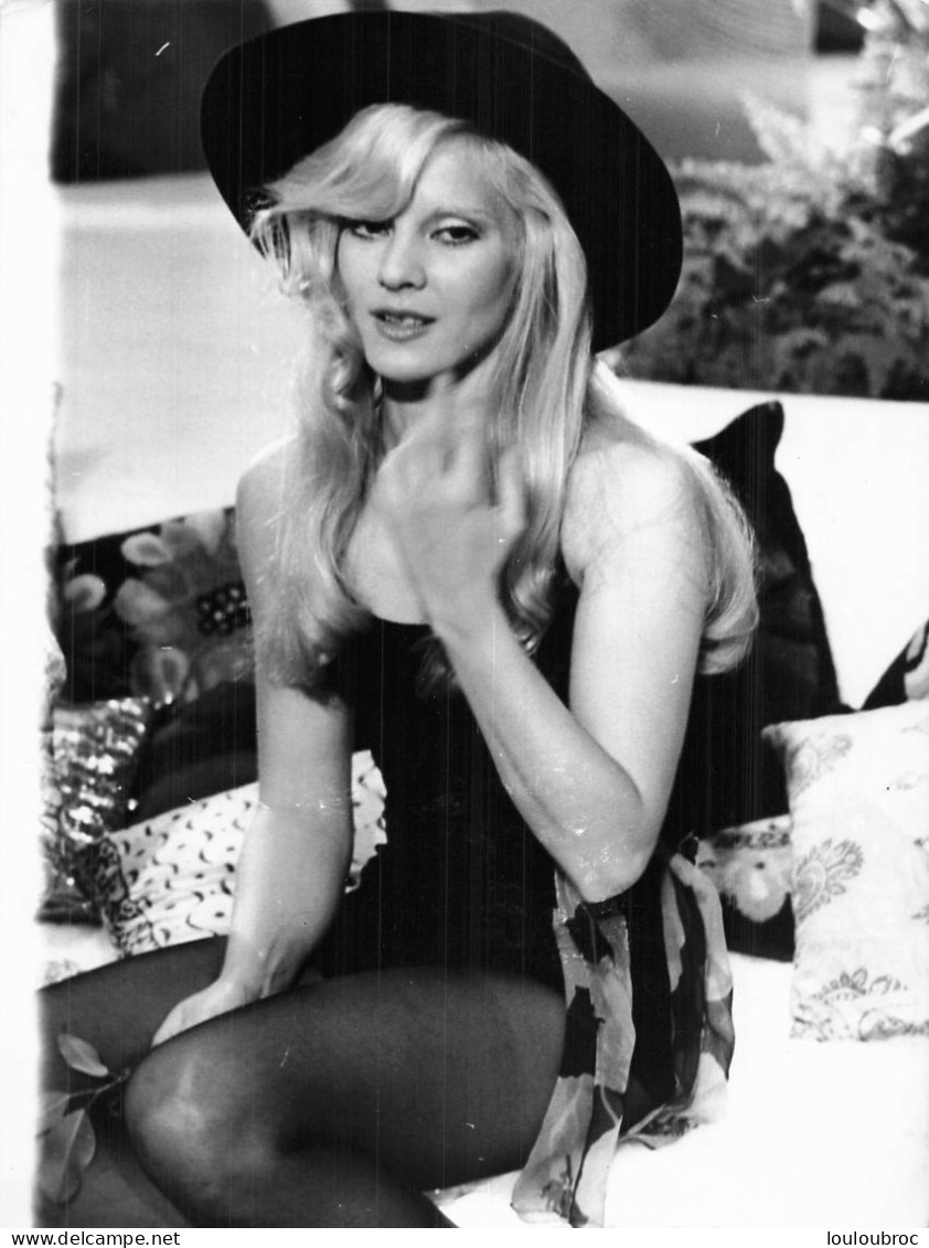 SYLVIE VARTAN 1971 AUX BUTTES CHAUMONT  EMISSION PETULA CLARK SHOW  PHOTO DE PRESSE  24X18CM - Beroemde Personen