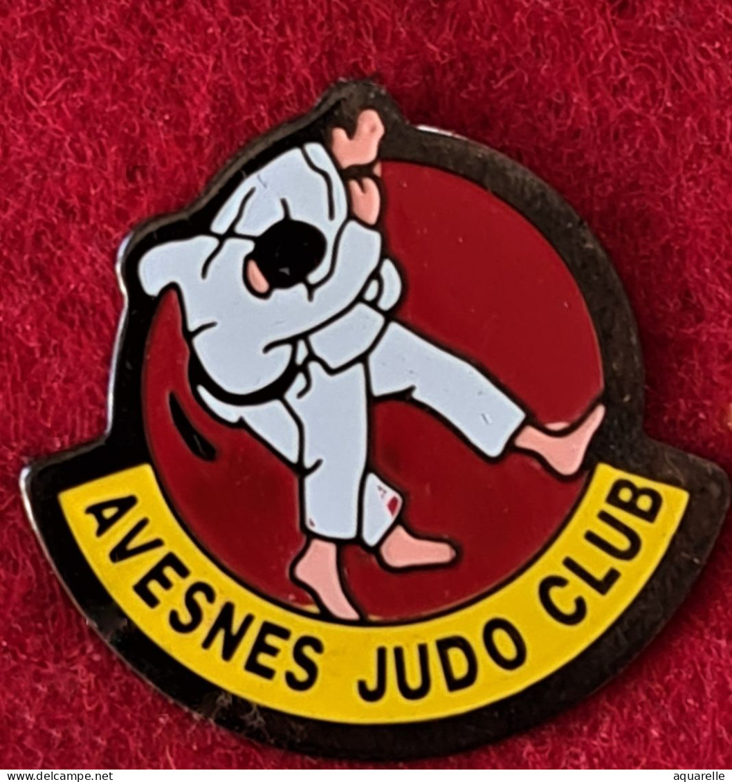 SUPER PIN'S "JUDO" AVESNES Judo Club En émail Base Noire Vernissé, Format 2,5X2,5cm - Judo